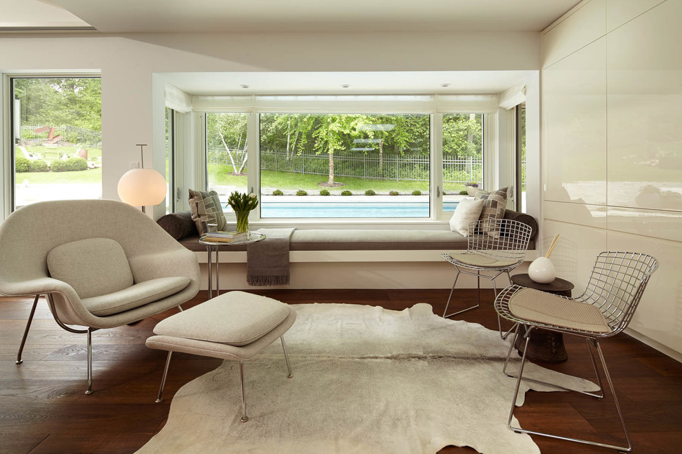 Aménagement d'un petit salon contemporain ouvert avec une salle de réception, un mur beige et un sol en bois brun.