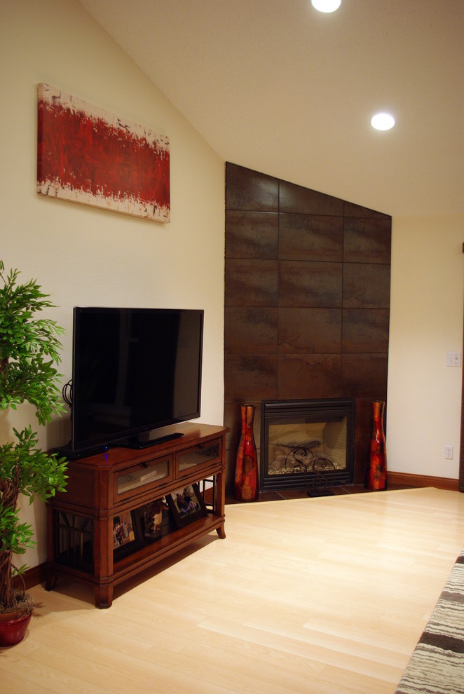 Mittelgroßes, Offenes Modernes Wohnzimmer mit Eckkamin, freistehendem TV, weißer Wandfarbe, hellem Holzboden und verputzter Kaminumrandung in St. Louis