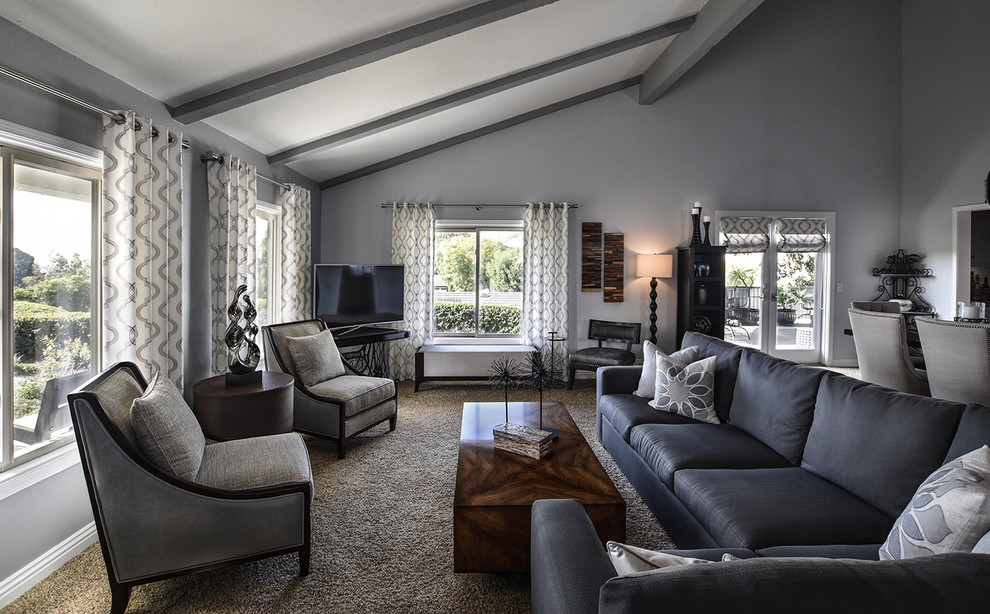 На фото: парадная, открытая гостиная комната среднего размера в стиле неоклассика (современная классика) с серыми стенами, ковровым покрытием, отдельно стоящим телевизором и коричневым полом с