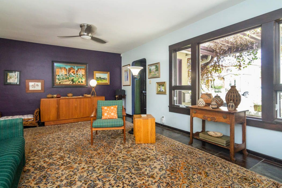 Cette photo montre un salon tendance de taille moyenne et ouvert avec un mur violet et un sol en carrelage de porcelaine.