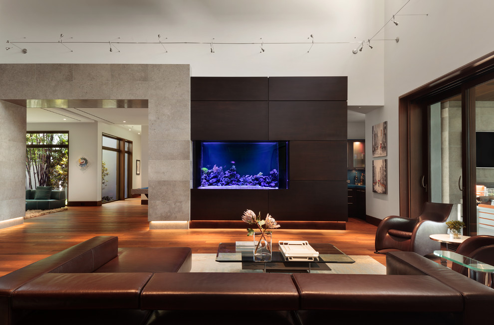 Пример оригинального дизайна: большая парадная, открытая гостиная комната в современном стиле с белыми стенами, светлым паркетным полом и скрытым телевизором