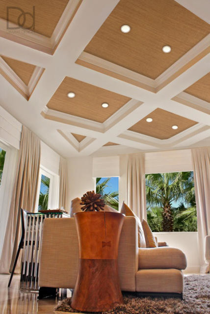 Offenes Modernes Wohnzimmer mit weißer Wandfarbe, Marmorboden und TV-Wand in Miami