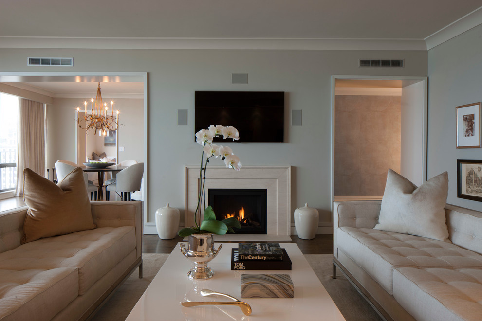 Offenes, Mittelgroßes Modernes Wohnzimmer mit Kamin, Kaminumrandung aus Stein, grauer Wandfarbe, braunem Holzboden und TV-Wand in New York