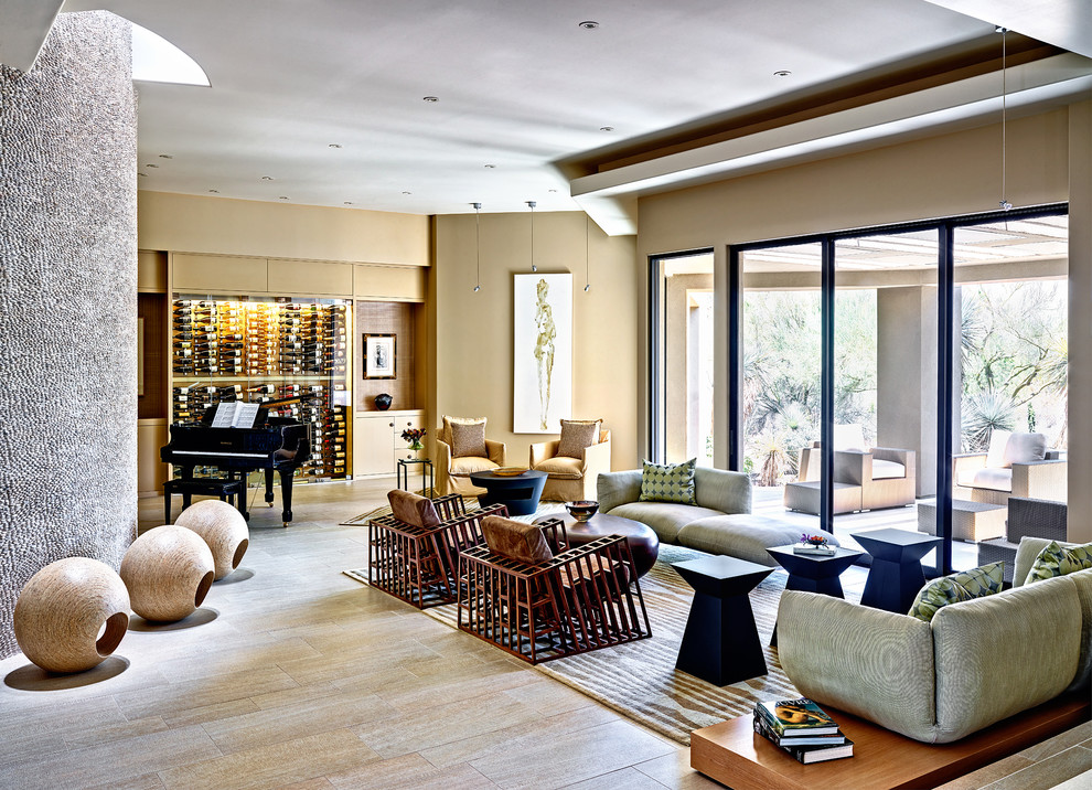 Diseño de salón con rincón musical abierto contemporáneo sin chimenea y televisor con paredes beige y suelo de madera clara