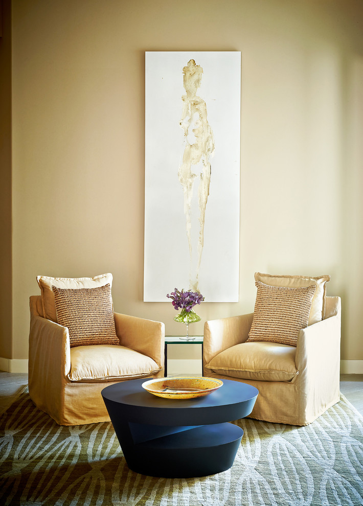 Imagen de salón para visitas abierto actual con paredes beige
