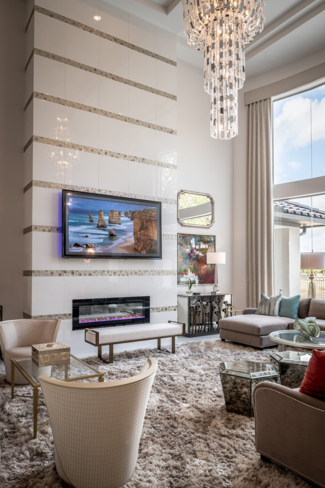 ヒューストンにある高級な広いトランジショナルスタイルのおしゃれなリビング (白い壁、大理石の床、タイルの暖炉まわり、壁掛け型テレビ、黄色い床) の写真