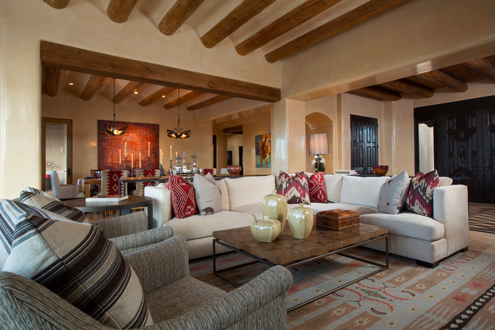 Immagine di un soggiorno american style aperto e di medie dimensioni con pareti beige