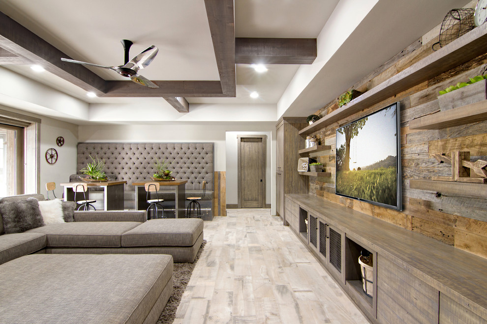 Imagen de salón para visitas cerrado rústico grande sin chimenea con paredes beige, suelo de madera clara, televisor colgado en la pared y suelo marrón