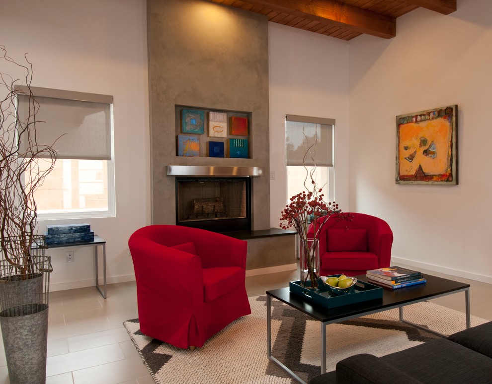 Modernes Wohnzimmer mit weißer Wandfarbe und Keramikboden in Albuquerque