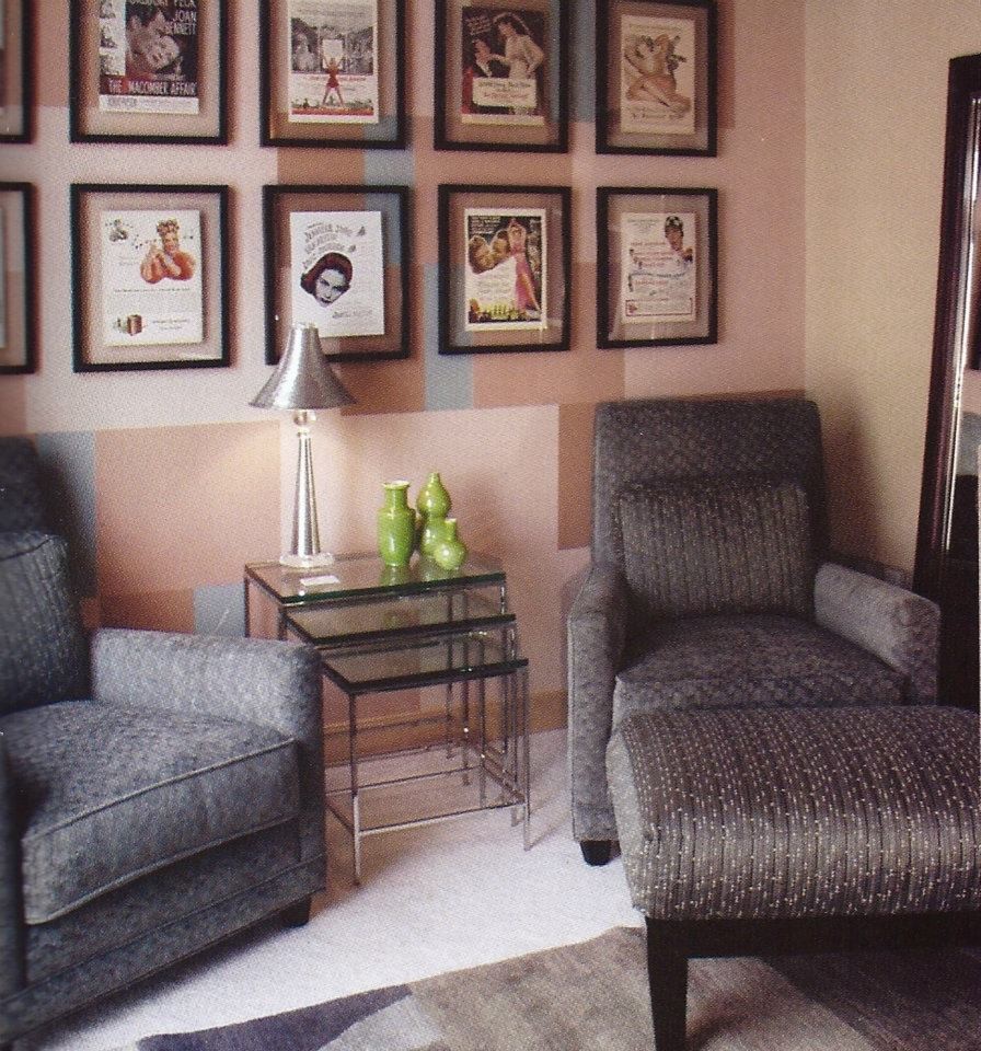 Foto di un piccolo soggiorno design chiuso con pareti multicolore, moquette, nessun camino e nessuna TV