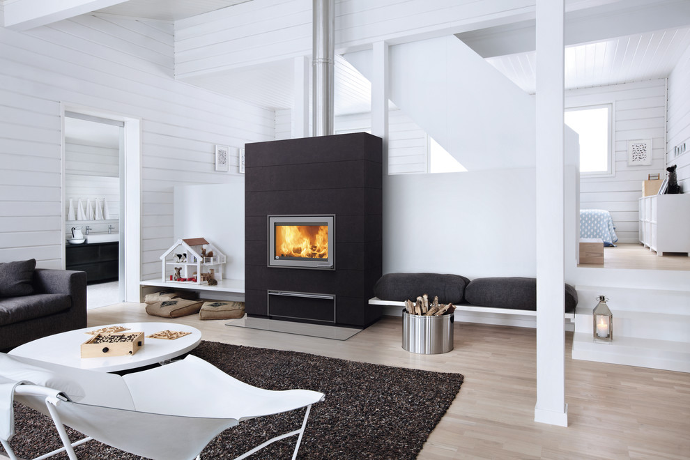 Imagen de salón escandinavo grande con estufa de leña