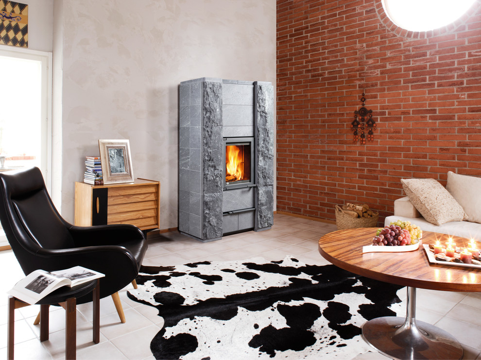 Imagen de salón escandinavo grande con estufa de leña