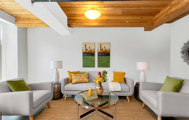 Idée de décoration pour un salon mansardé ou avec mezzanine design de taille moyenne avec un mur blanc et un sol en bois brun.