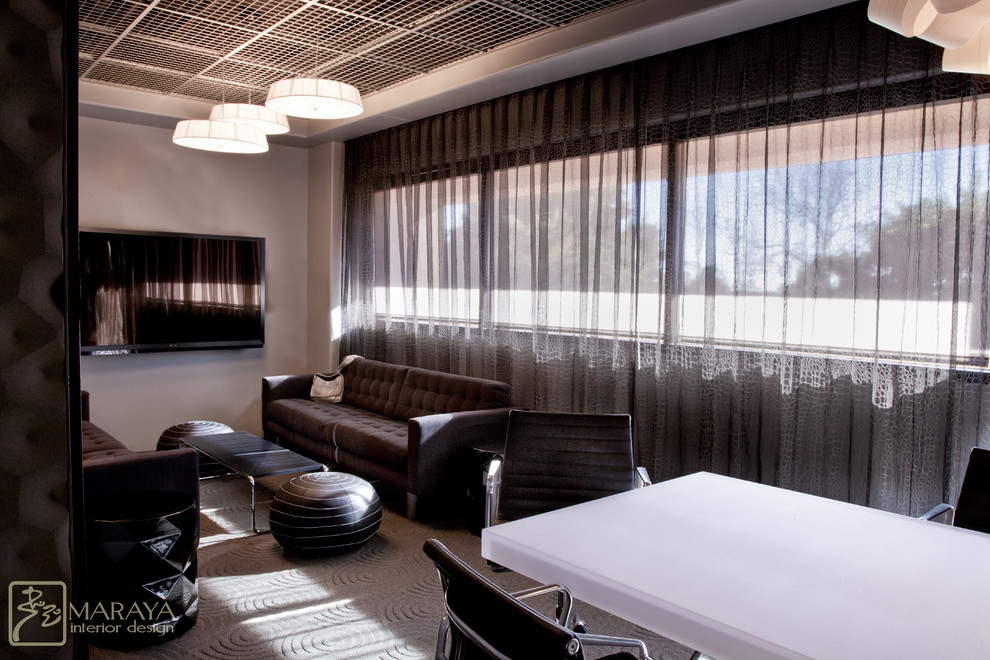 Стильный дизайн: изолированная, парадная гостиная комната среднего размера в стиле ретро с телевизором на стене и фасадом камина из дерева без камина - последний тренд
