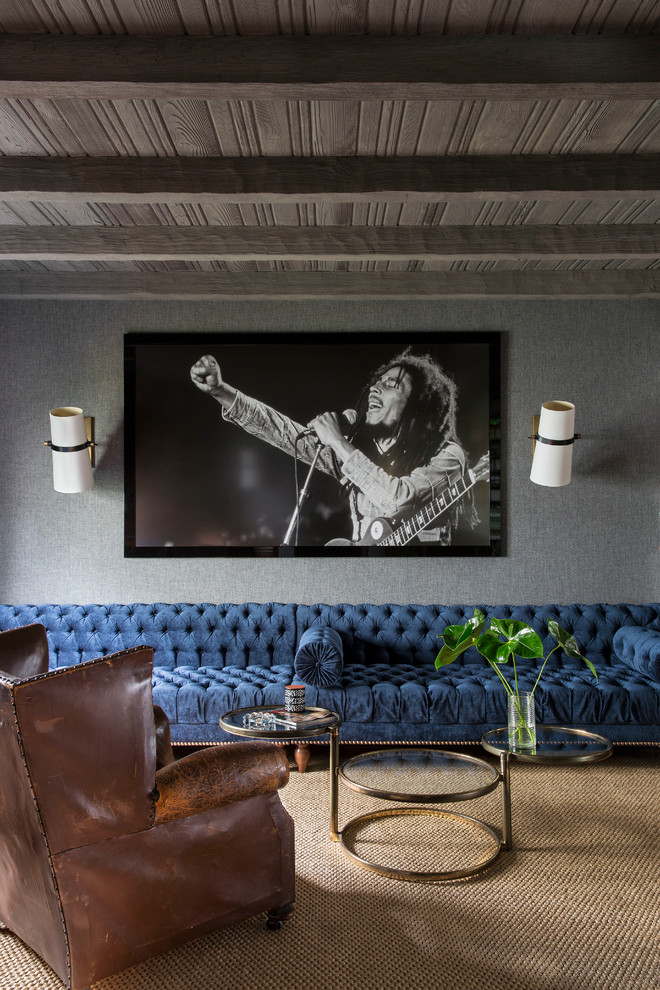 Cette image montre un salon bohème avec une salle de réception et un mur gris.