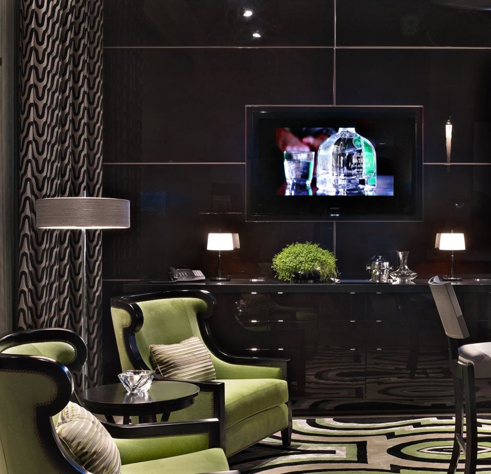 Стильный дизайн: открытая гостиная комната среднего размера в современном стиле с коричневыми стенами, ковровым покрытием и мультимедийным центром - последний тренд