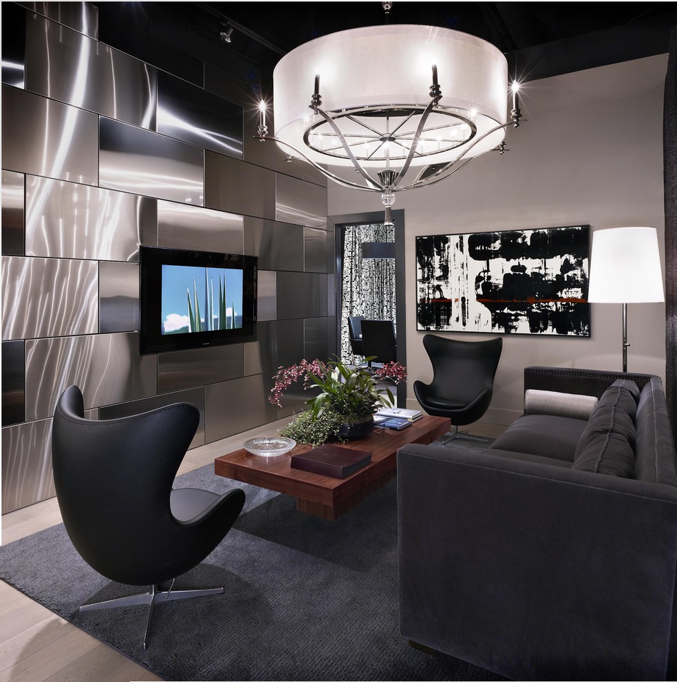 Exempel på ett stort modernt allrum med öppen planlösning, med grå väggar, en väggmonterad TV och ljust trägolv