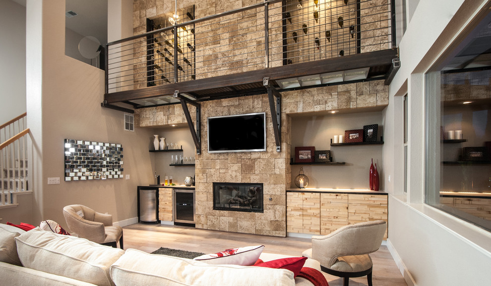 Стильный дизайн: гостиная комната в современном стиле с домашним баром, серыми стенами, светлым паркетным полом, горизонтальным камином, фасадом камина из камня и телевизором на стене - последний тренд
