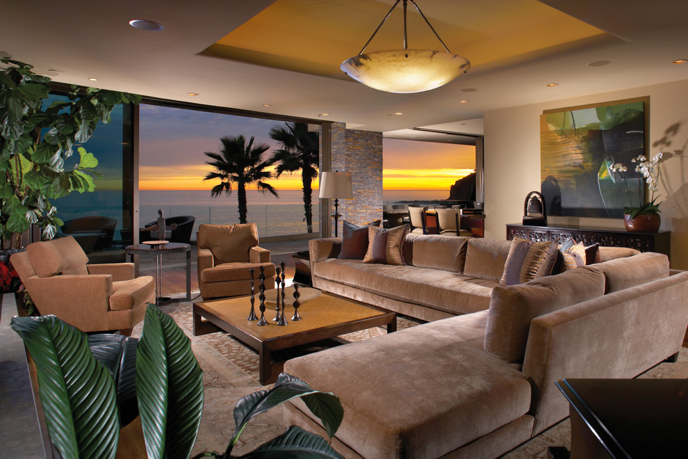 Immagine di un grande soggiorno tropicale con pareti beige