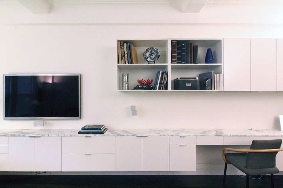 Idee per un soggiorno minimal di medie dimensioni con sala formale, pareti bianche, parquet scuro e TV a parete