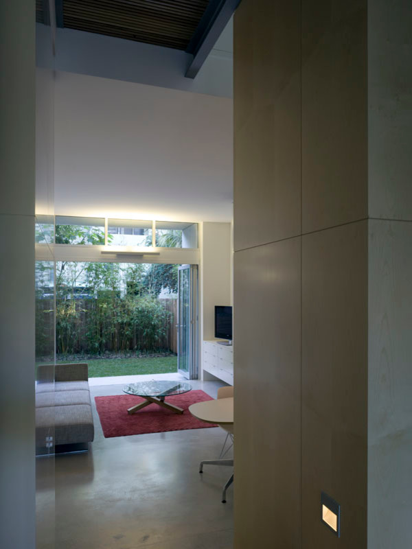 Offenes Modernes Wohnzimmer mit weißer Wandfarbe, Betonboden und freistehendem TV in Sydney