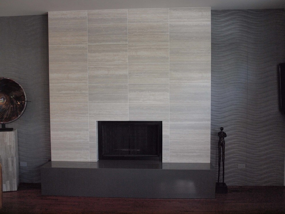 Пример оригинального дизайна: большая парадная, изолированная гостиная комната в современном стиле с серыми стенами, стандартным камином, фасадом камина из плитки и темным паркетным полом