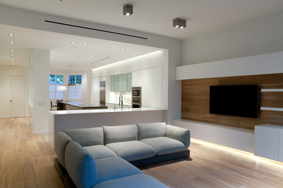 Idee per un grande soggiorno design aperto con pareti bianche, pavimento in legno massello medio, nessun camino e TV a parete