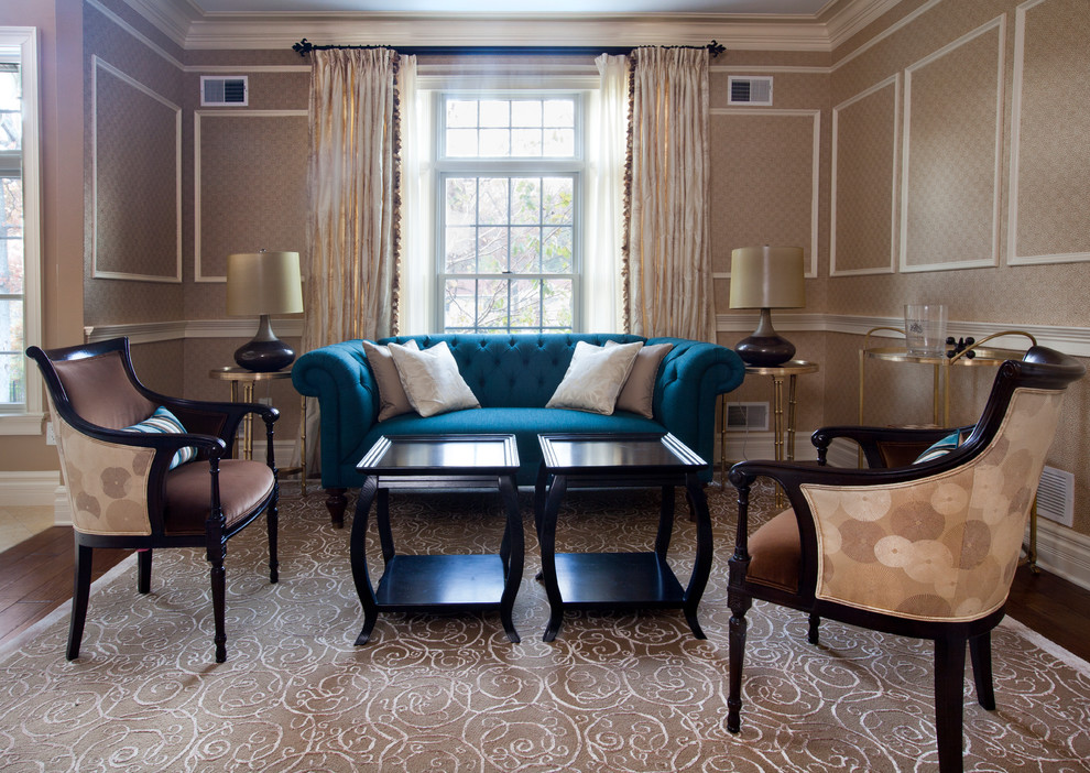 Ispirazione per un piccolo soggiorno tradizionale chiuso con sala formale, pareti beige, parquet scuro e pavimento marrone