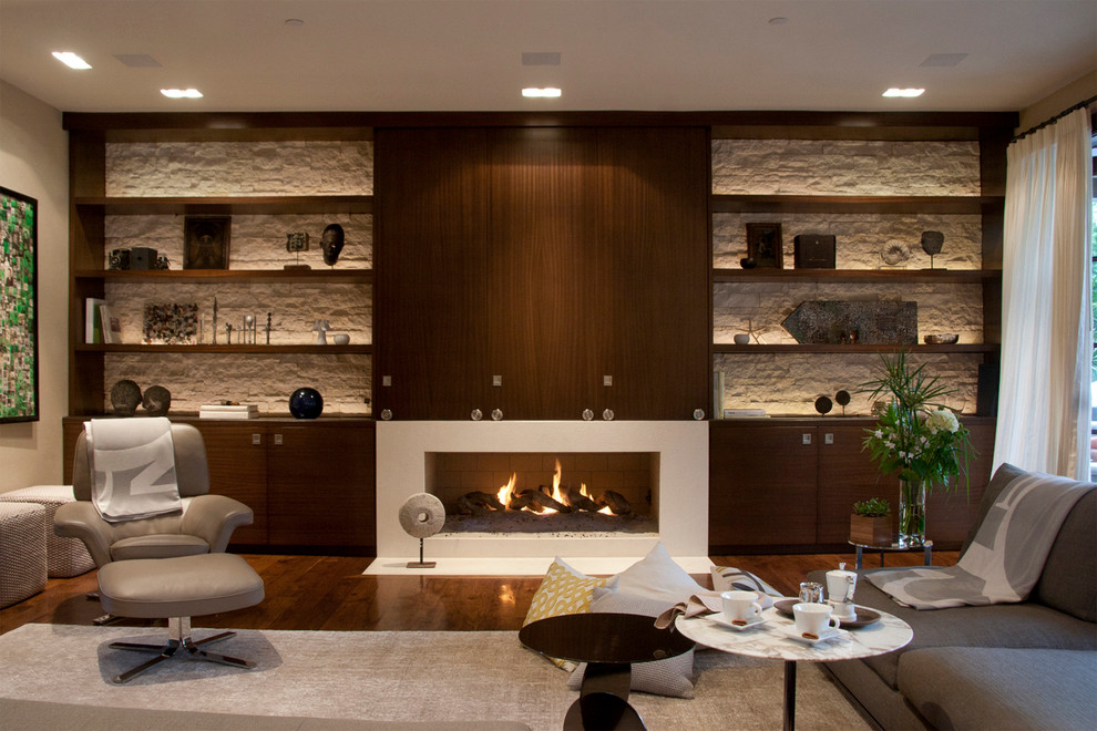 Großes, Offenes Modernes Wohnzimmer mit beiger Wandfarbe, braunem Holzboden, verstecktem TV und Gaskamin in Los Angeles