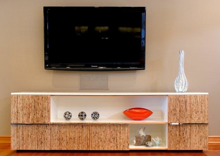 Foto på ett mellanstort funkis separat vardagsrum, med beige väggar, ljust trägolv och en väggmonterad TV