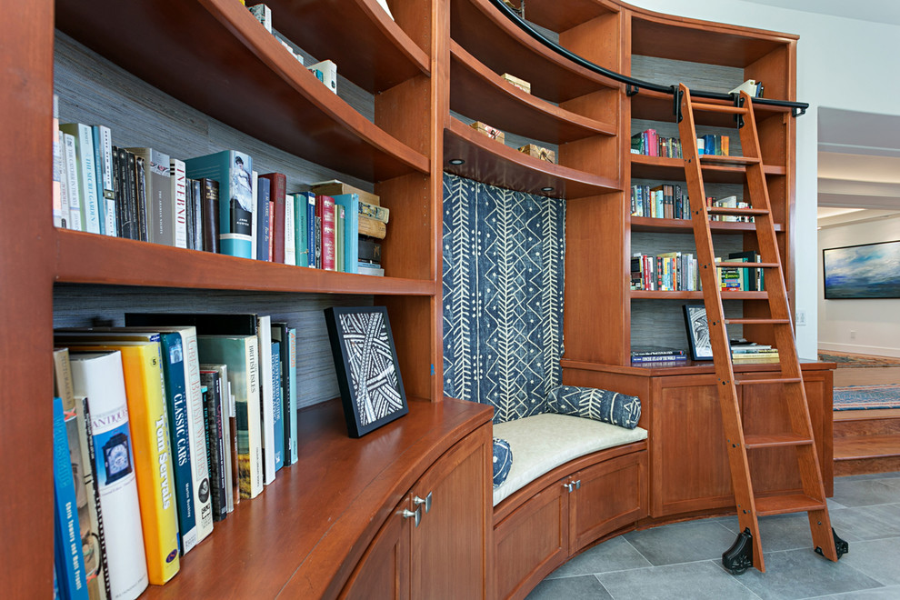 Mittelgroße, Abgetrennte Klassische Bibliothek mit weißer Wandfarbe, Porzellan-Bodenfliesen, Gaskamin, Kaminumrandung aus Stein, TV-Wand und grauem Boden in San Diego