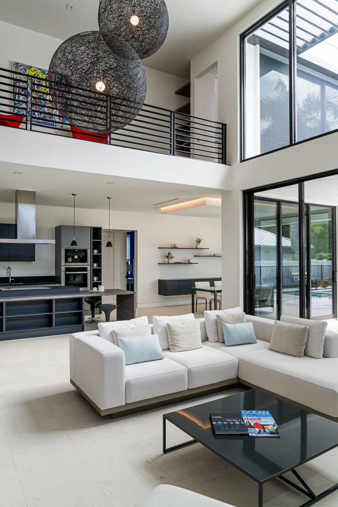 Großes, Offenes Modernes Wohnzimmer mit Keramikboden, TV-Wand und weißem Boden in Miami
