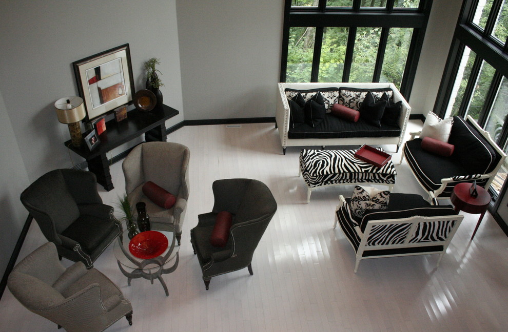 Diseño de salón abierto contemporáneo con paredes grises y suelo de madera pintada