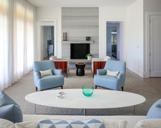 На фото: парадная, открытая гостиная комната среднего размера в стиле модернизм с разноцветными стенами, ковровым покрытием, стандартным камином, фасадом камина из бетона и телевизором на стене с