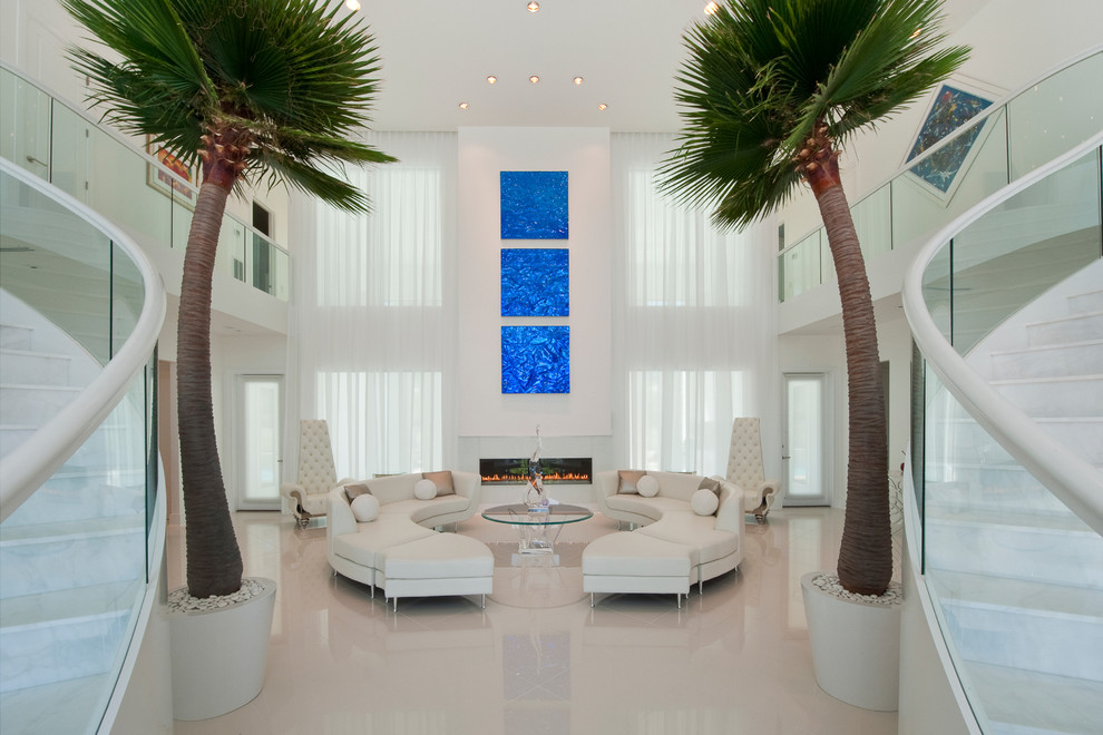 Идея дизайна: огромная гостиная комната в современном стиле с белыми стенами