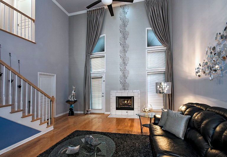 Источник вдохновения для домашнего уюта: большая открытая гостиная комната в современном стиле с серыми стенами, паркетным полом среднего тона, стандартным камином и фасадом камина из плитки