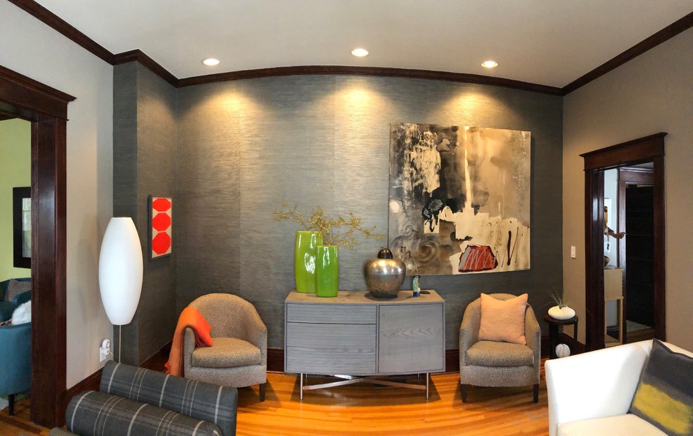 Mittelgroßes, Repräsentatives, Fernseherloses, Abgetrenntes Modernes Wohnzimmer mit grauer Wandfarbe und hellem Holzboden