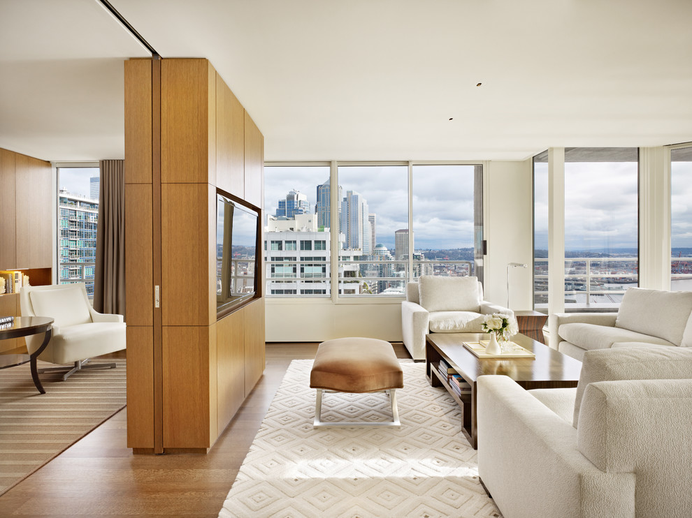 Mittelgroßes, Repräsentatives, Offenes Modernes Wohnzimmer mit weißer Wandfarbe, braunem Holzboden und Multimediawand in Seattle