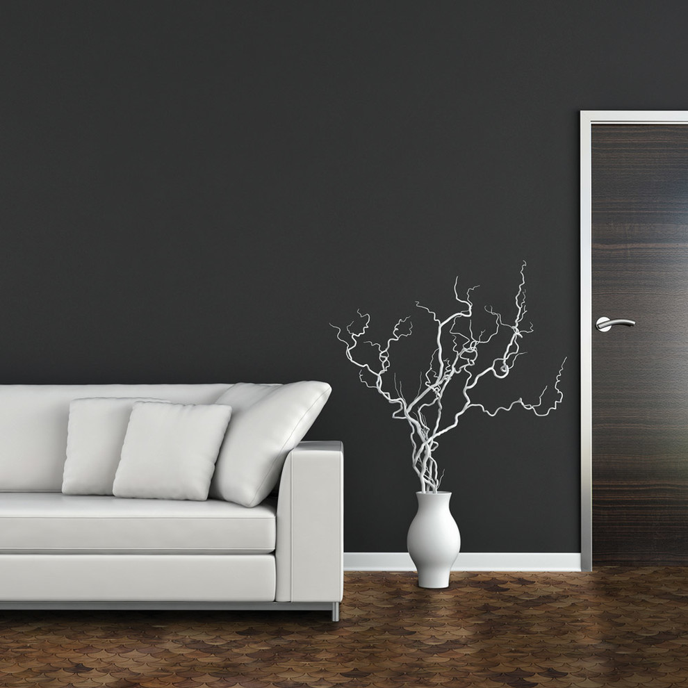 Ispirazione per un soggiorno moderno con parquet scuro, pavimento marrone e pareti nere