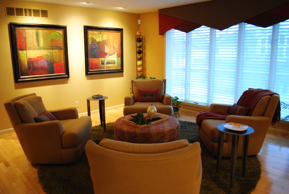 Пример оригинального дизайна: парадная, изолированная гостиная комната среднего размера в стиле неоклассика (современная классика) с светлым паркетным полом, двусторонним камином и бежевыми стенами без телевизора