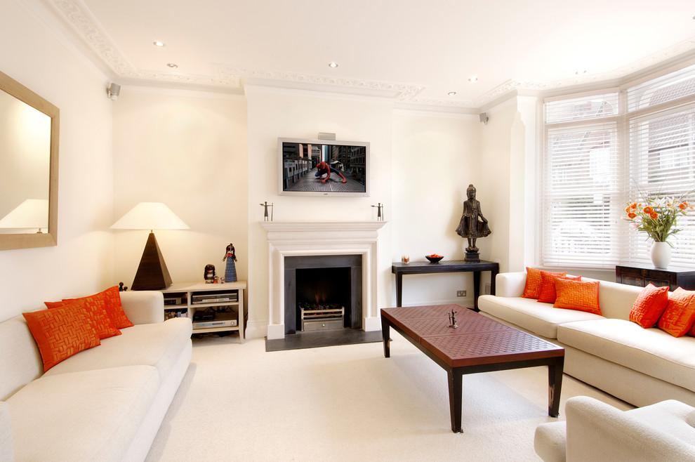 Aménagement d'un salon contemporain avec un mur blanc, moquette, une cheminée standard et un téléviseur fixé au mur.