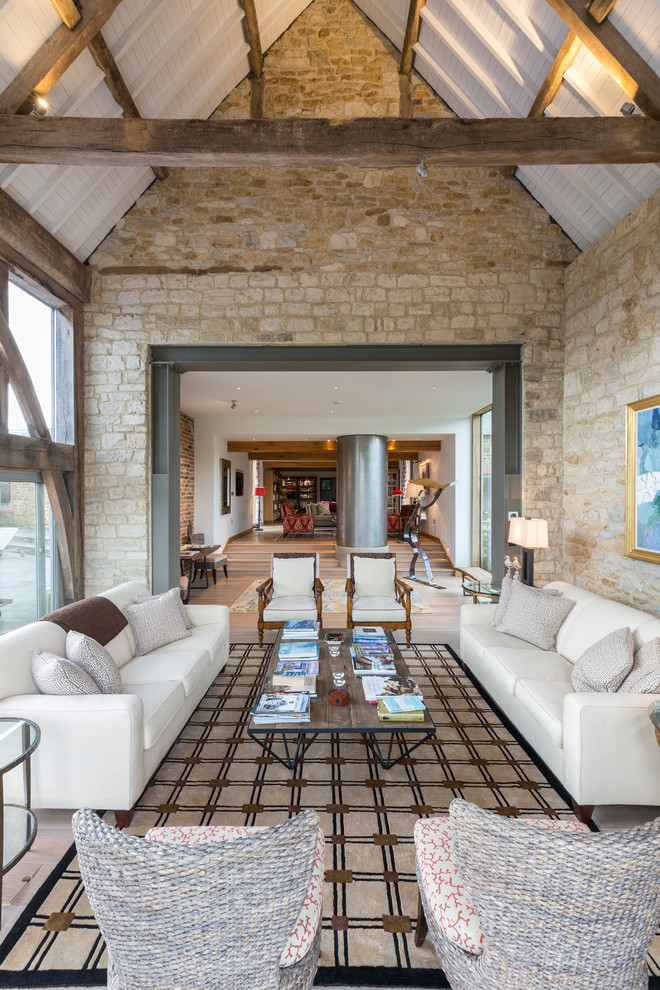 Foto di un soggiorno country con pareti beige e tappeto