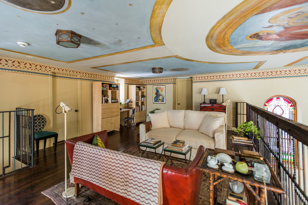 Foto de salón para visitas tipo loft tradicional grande sin chimenea y televisor con paredes blancas, suelo de madera en tonos medios y suelo marrón