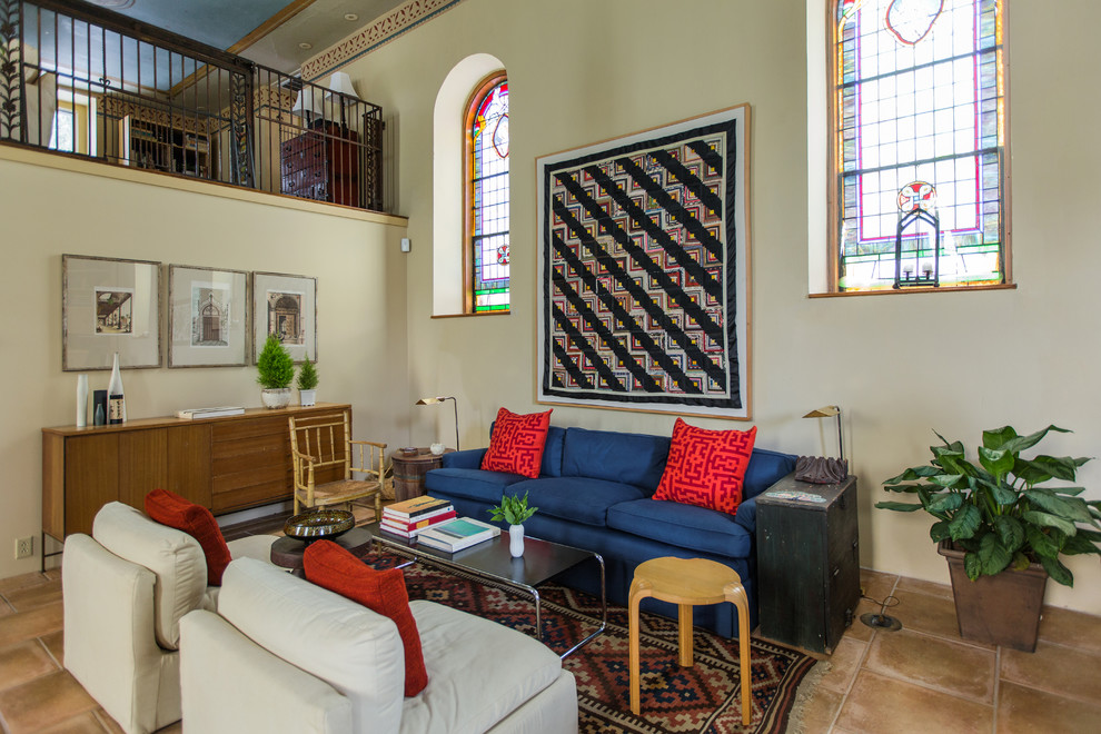 Diseño de salón para visitas abierto tradicional grande sin chimenea y televisor con paredes beige, suelo de travertino y suelo rojo