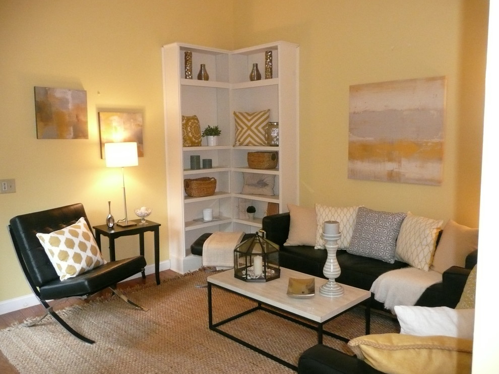 Идея дизайна: изолированная, парадная гостиная комната среднего размера в стиле фьюжн с желтыми стенами, светлым паркетным полом и коричневым полом без камина, телевизора