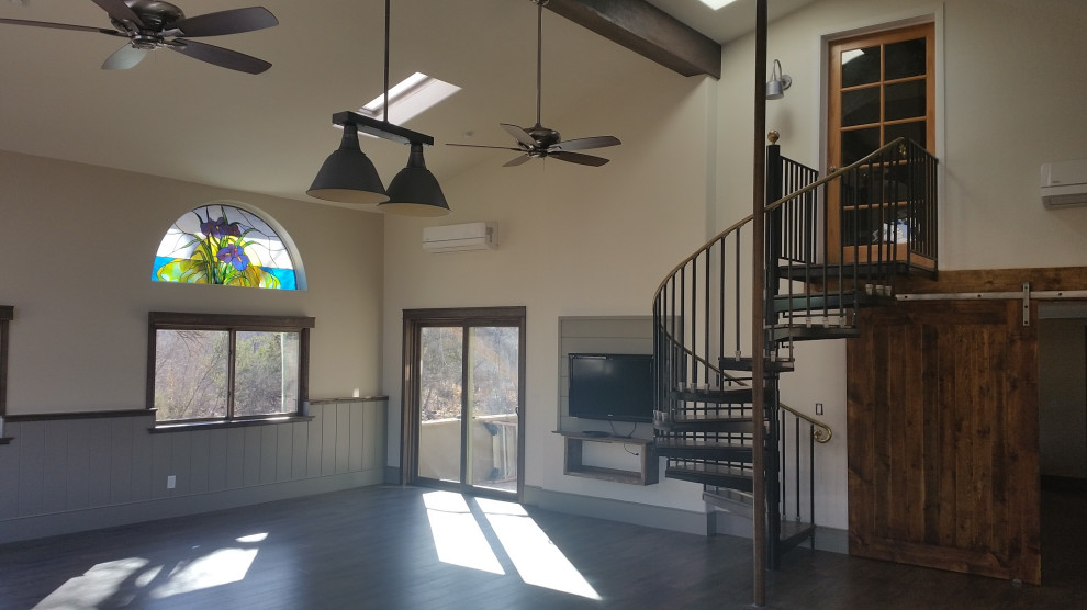 Geräumiges Stilmix Wohnzimmer im Loft-Stil mit weißer Wandfarbe, Laminat, Multimediawand, grauem Boden, gewölbter Decke und vertäfelten Wänden in Phoenix