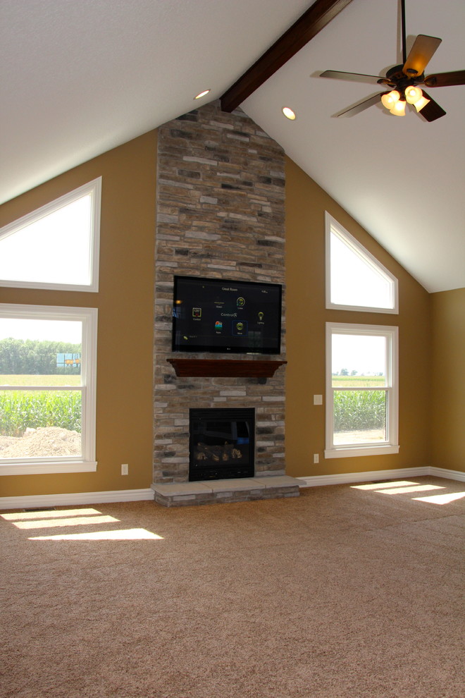 На фото: большая открытая гостиная комната в стиле кантри с коричневыми стенами, паркетным полом среднего тона, стандартным камином, фасадом камина из камня и телевизором на стене