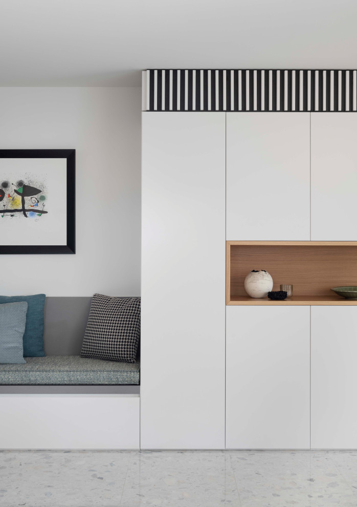 Стильный дизайн: открытая гостиная комната среднего размера в современном стиле с белыми стенами, мраморным полом и белым полом - последний тренд