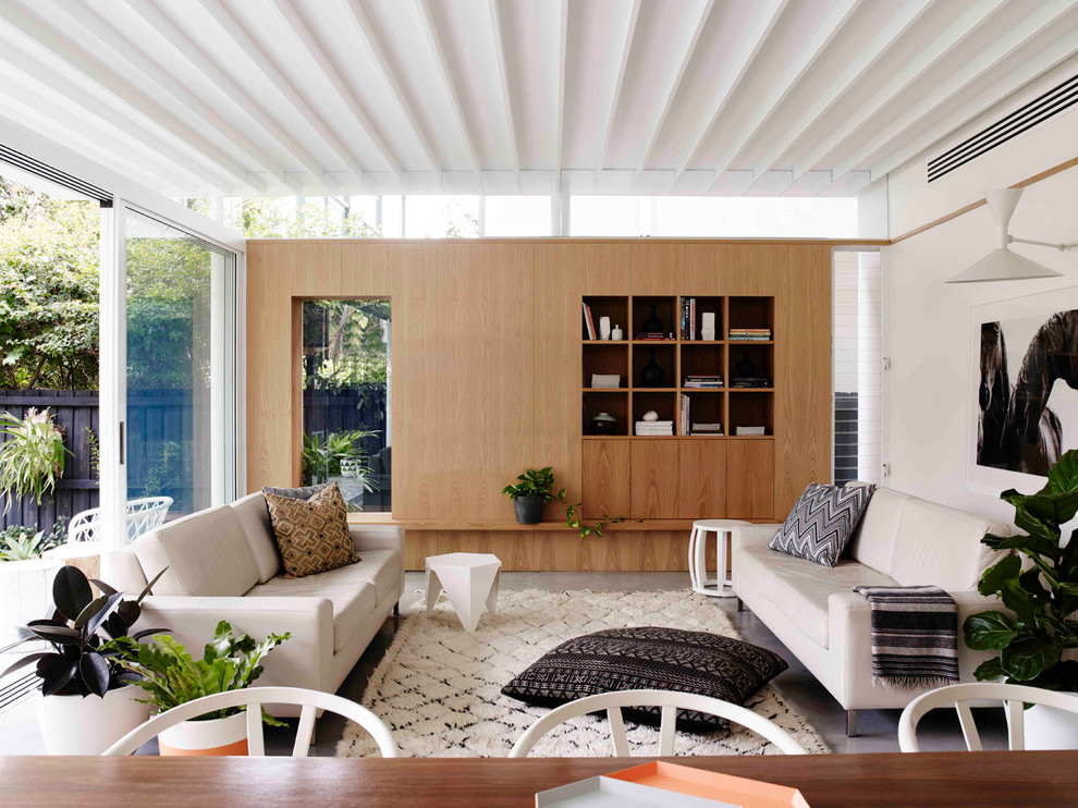 Источник вдохновения для домашнего уюта: открытая гостиная комната среднего размера в современном стиле с белыми стенами и бетонным полом без камина, телевизора