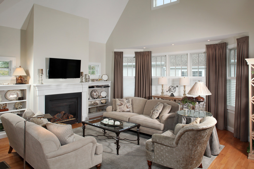 Стильный дизайн: открытая гостиная комната среднего размера в классическом стиле с серыми стенами, паркетным полом среднего тона, стандартным камином и телевизором на стене - последний тренд
